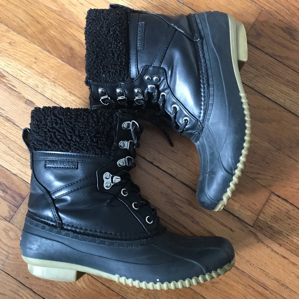 Woman Tommy Hilfiger warm winter boots.